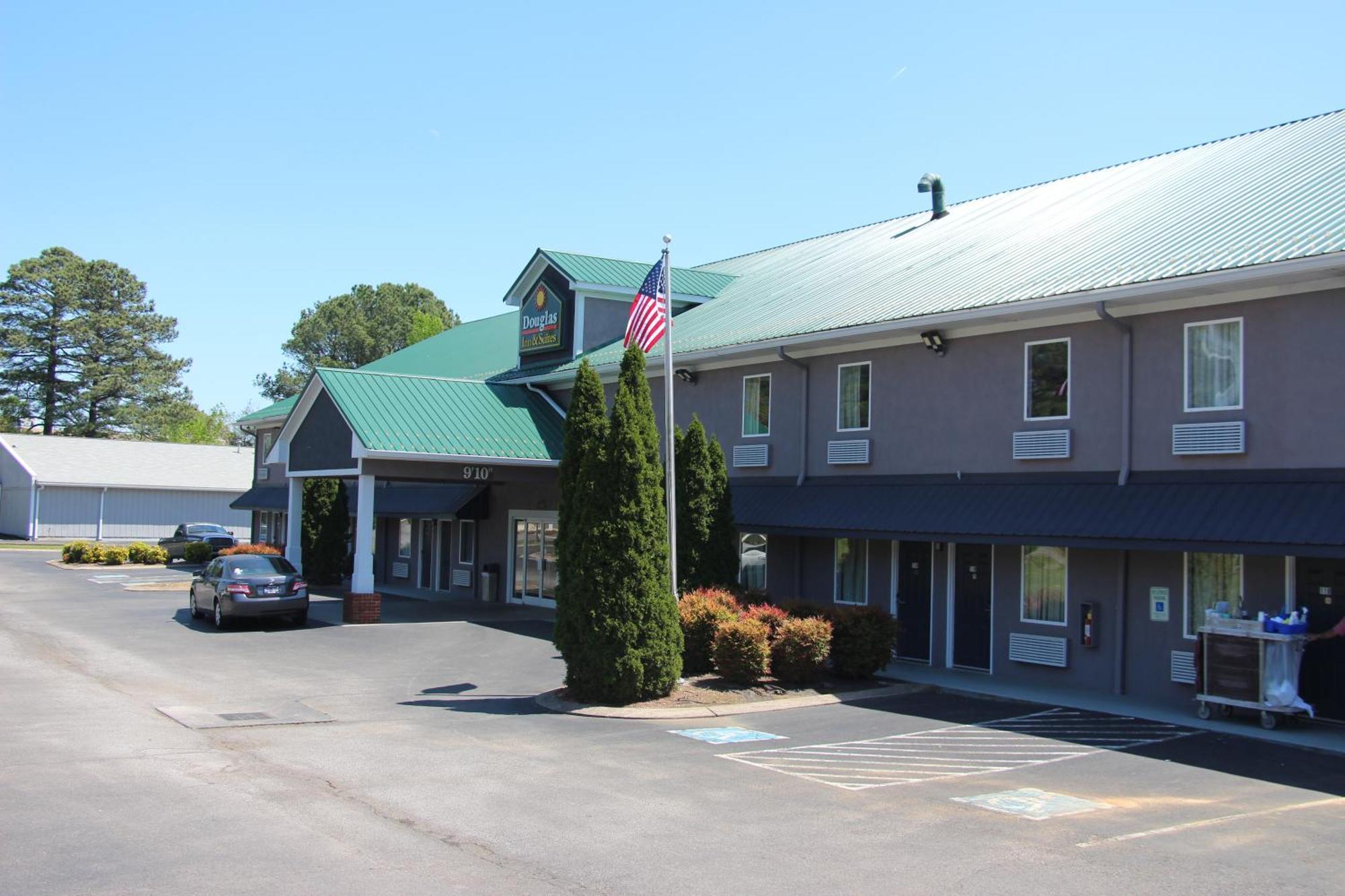 Douglas Inn & Suites Cleveland Exterior foto