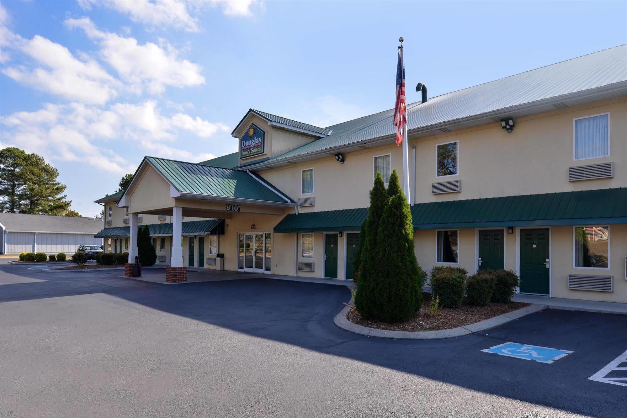 Douglas Inn & Suites Cleveland Exterior foto